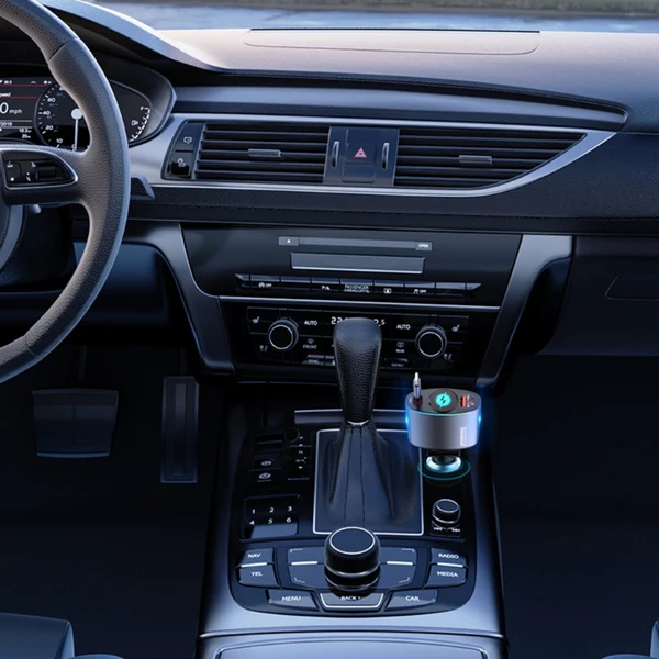 شاحن سيارة سريع للموبايلات 3*1 كابل قابل للسحب ومنفذ يو اس بي