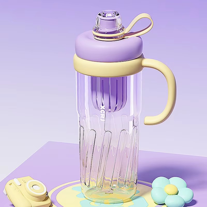 زجاجة مياه بلاستيكية بيد مريحة مناسبة للجيم بسعة 950 مل