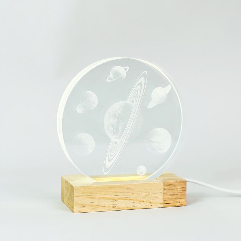 بلورة ثلاثية الابعاد زجاجية شفافة على شكل المجموعة الشمسية بقاعدة خشبية