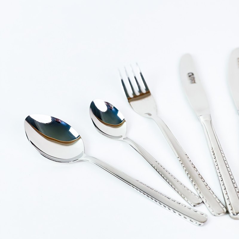 طقم معالق وشوك وسكاكين استانلس ستيل  24 قطعة باللون الفضي