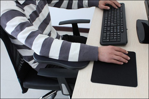 ستاند مريح للذراع لمنع الآلم الناتجة عن الجلوس  أمام الكمبيوتر سواء للعمل أو للترفيه واللعب