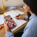 الة حاسبة بشاشة ديجيتال وازرار كبيرة للمكتب بتصميم ملون جذاب