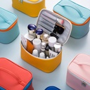 شنطة ميكاب وادوات تجميل وتربروف مقسمة من الداخل محمولة للسفر