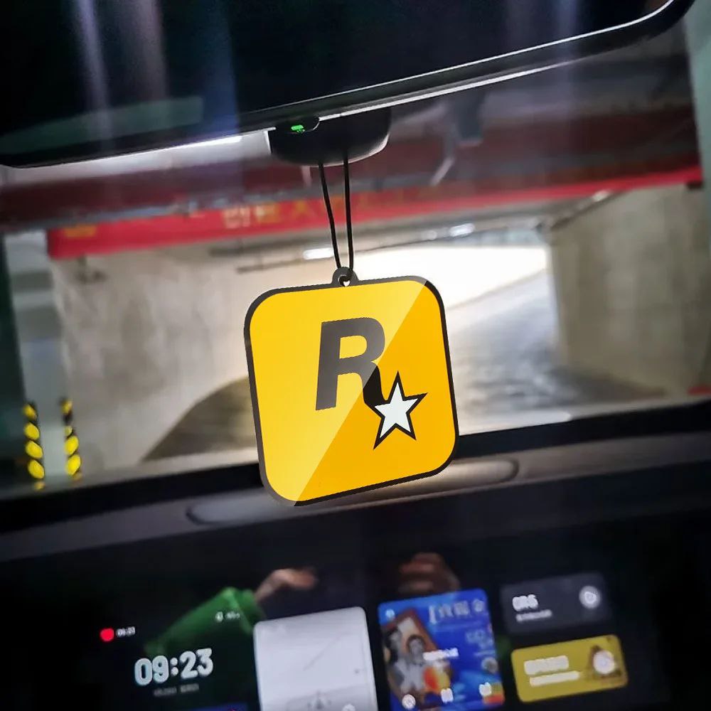 عرض 3 ميدالية تعلق علي مرايا السيارة بشكل روك ستار