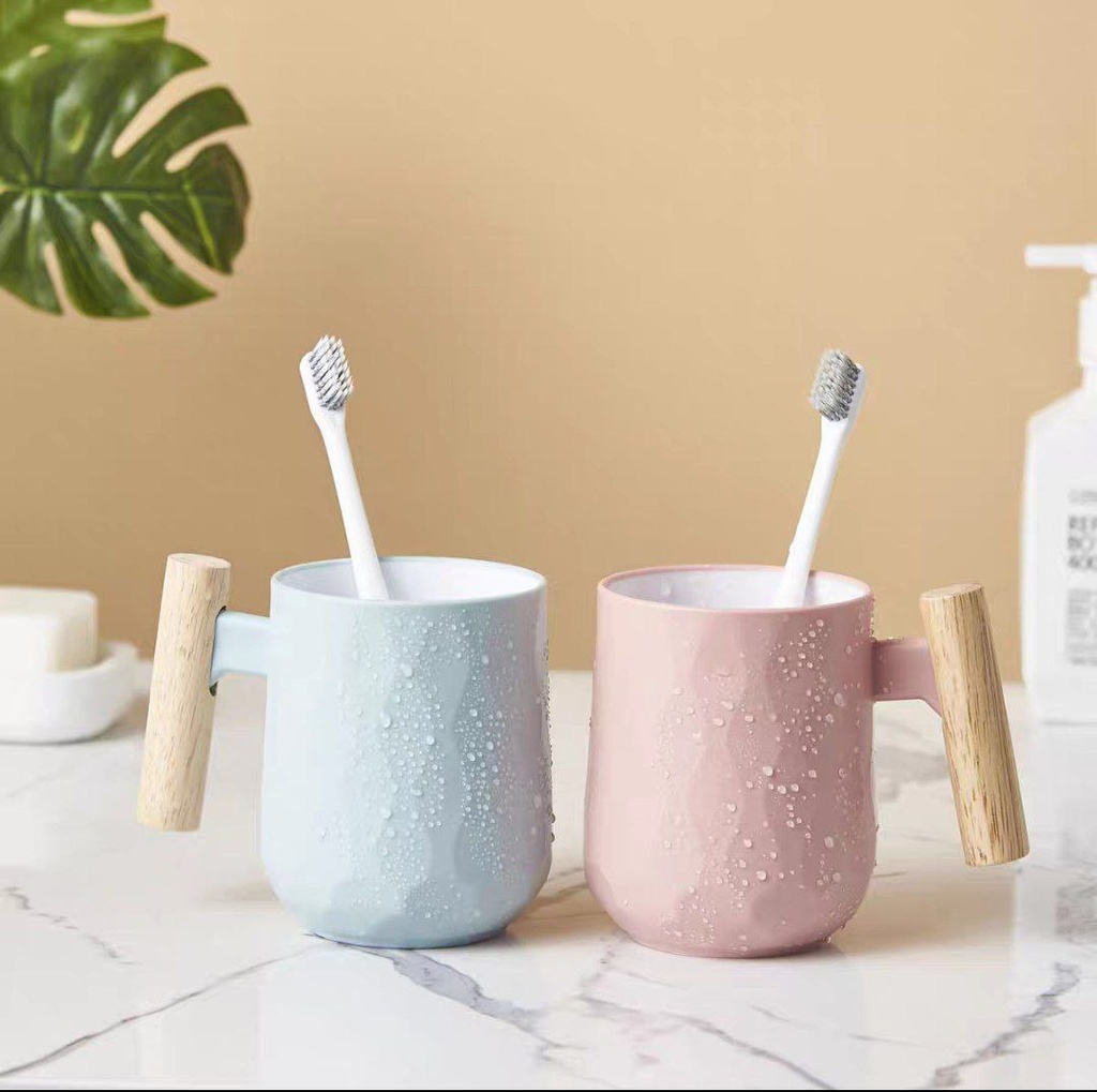 كوب حامل لفرش ومعجون الأسنان وأدوات الحلاقة وفرش الميكب وأقلام الروج والماسكرا بيد خشب