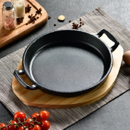 [HH00009963] طاسة حديد زهر غير لاصق بيد وقاعدة خشبية لتسوية وتقديم الطعام علي السفرة وقت العزومات بشكل شيك